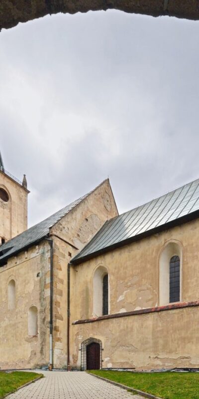 Skarb ukryty w Górach Kaczawskich: Tajemnice romańskiego kościółka w Lubiechowej